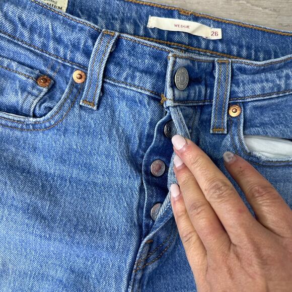 Levi’s Wedgie Raw Edge Hem Button Fly Jeans Size 26 medium dark wash - Picture 5 of 10